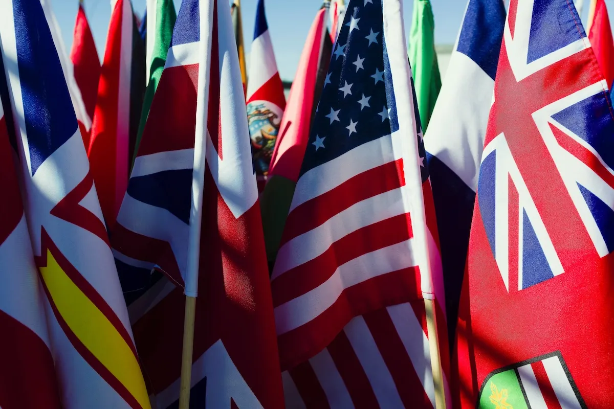 Estrategia de comunicación internacional mostrando cómo hablar el idioma del cliente expande el negocio en mercados globales