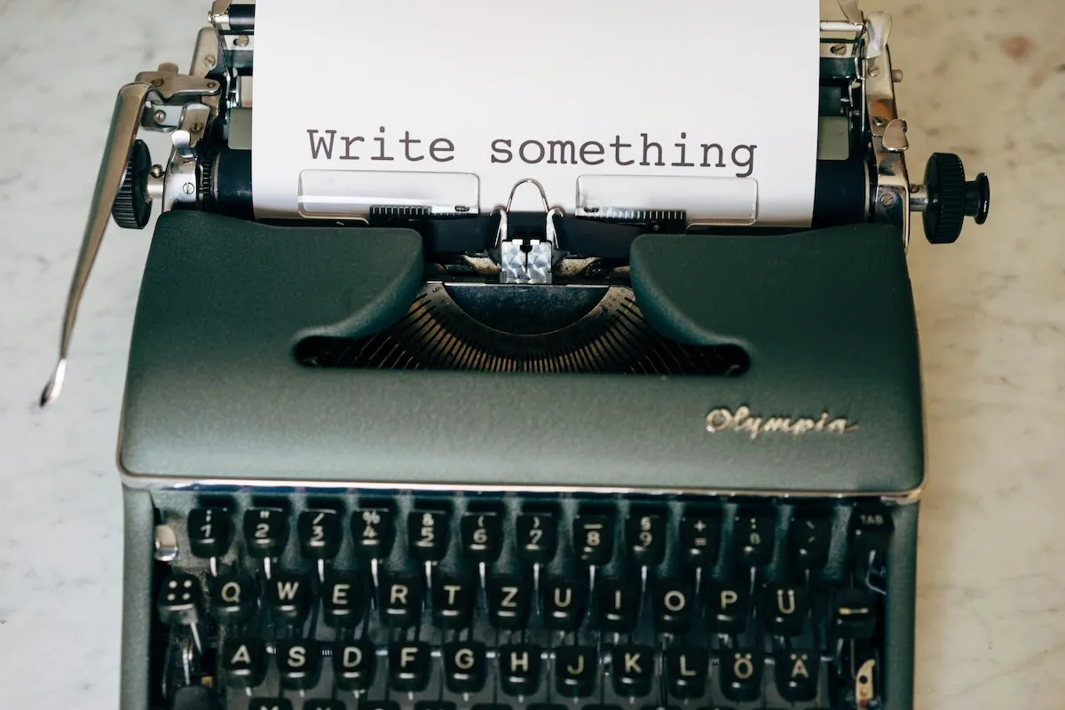 Copywriter desarrollando una estrategia de contenidos para una marca o empresa