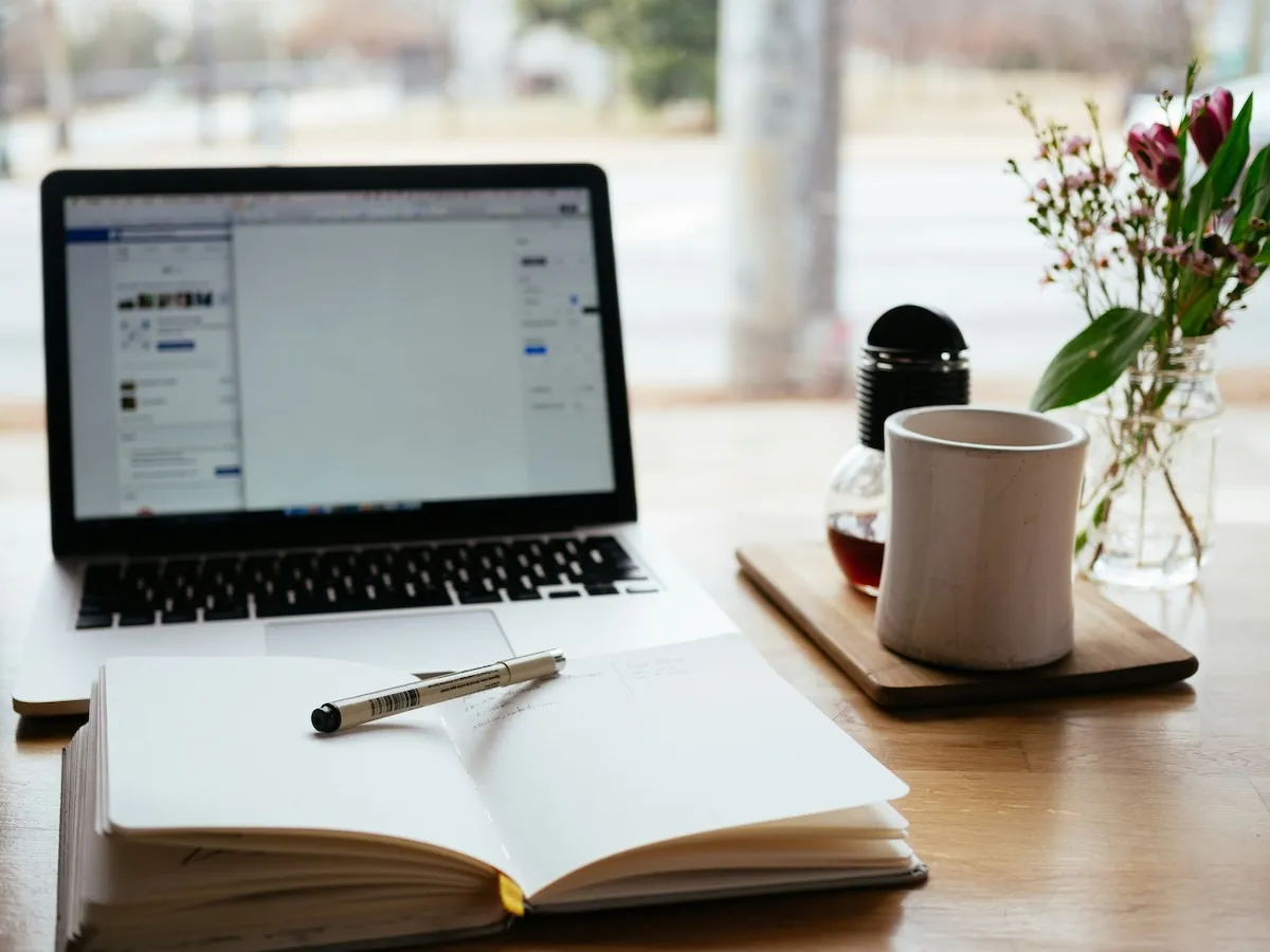 Copywriter profesional en su espacio de trabajo, representando la carrera y remuneración de un redactor creativo