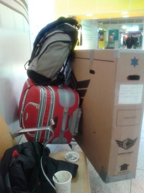 Maletas y bici en caja